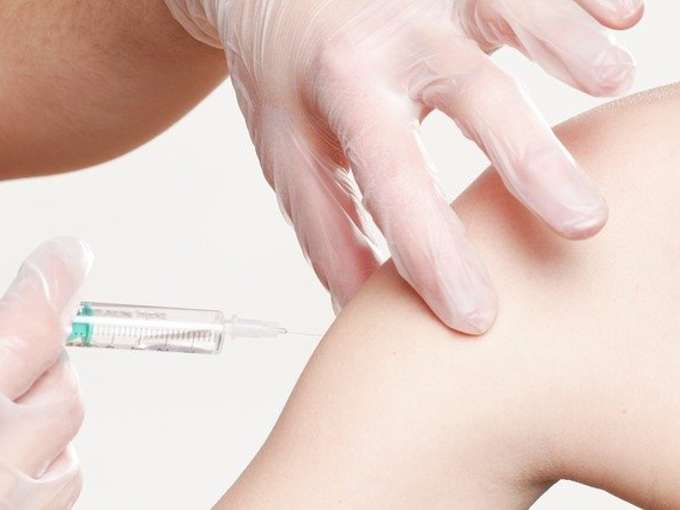 Vaccini: Assimedici raccomanda polizze complete