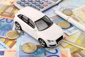 Rallenta il calo dei premi Rc auto: -3,5% da giugno 2014