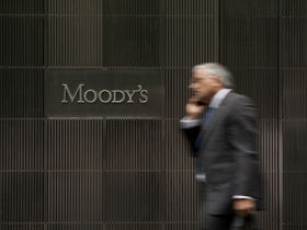 Moody’s declassa nove compagnie