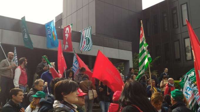 Unipol, protesta dei sindacati a Bologna nel giorno dell’assemblea hp_wide_img