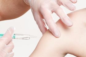 Vaccini: Assimedici raccomanda polizze complete