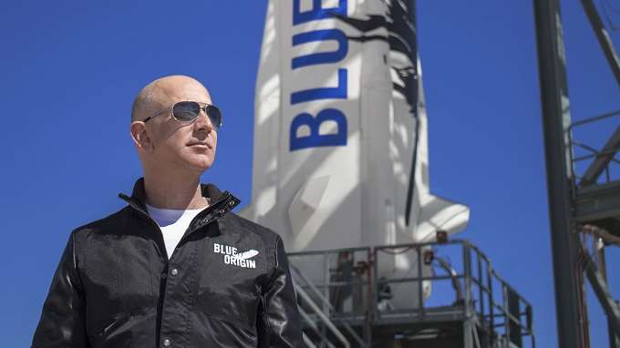 Jeff Bezos, nello spazio senza polizza